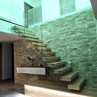 J'ai eu la demande particulière de faire un garde-corps entièrement vitré.