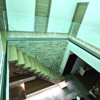 J'ai eu la demande particulière de faire un garde-corps entièrement vitré.