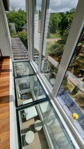 Pose d'un plancher de verre à l'étage d'une villa située près du Havre