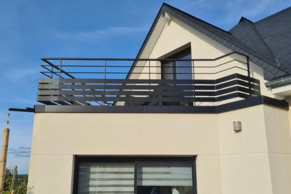 Confection et pose d'un garde-corps sur mesure pour une terrasse, à Montivilliers près du Havre