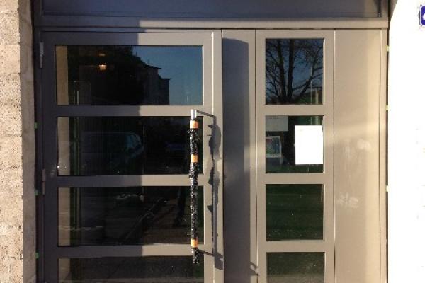 Tout type de porte de service, d'entrée, blindée, vitrée, coupe-feu,etc...