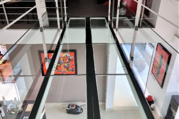 Réalisation d'une passerelle avec une dalle en verre par Métallerie Serrurerie Patrick, près du Havre