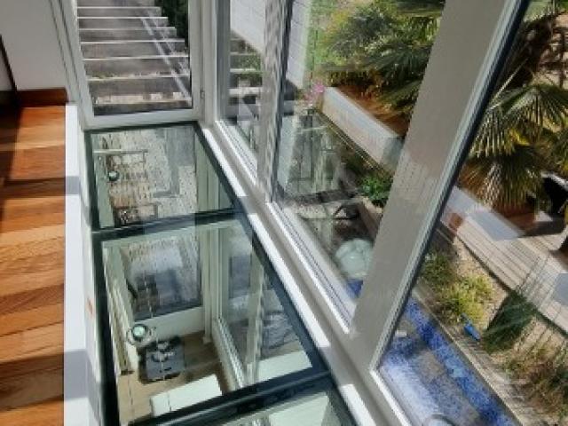 Pose d'un plancher de verre à l'étage d'une villa située près du Havre