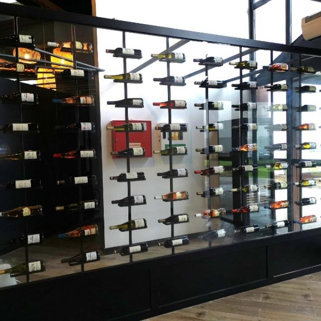 Réalisation d'une vitrine à vin par Métallerie Serrurerie Patrick , près du Havre