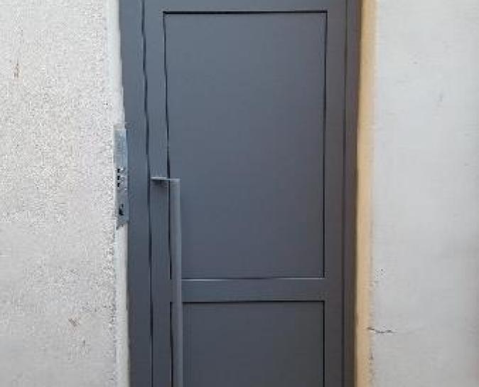 Tout type de porte de service, d'entrée, blindée, vitrée, coupe-feu,etc...