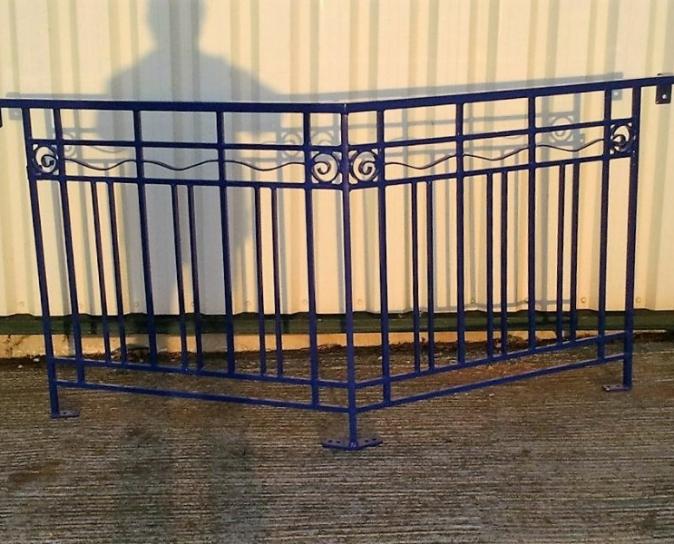 Garde-corps sur mesure de couleur bleu pour un de nos clients du Havre