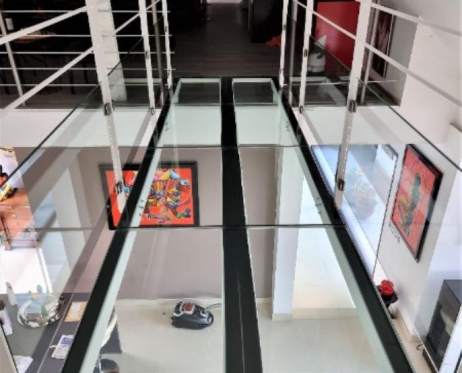 Réalisation d'une passerelle avec une dalle en verre par Métallerie Serrurerie Patrick, près du Havre