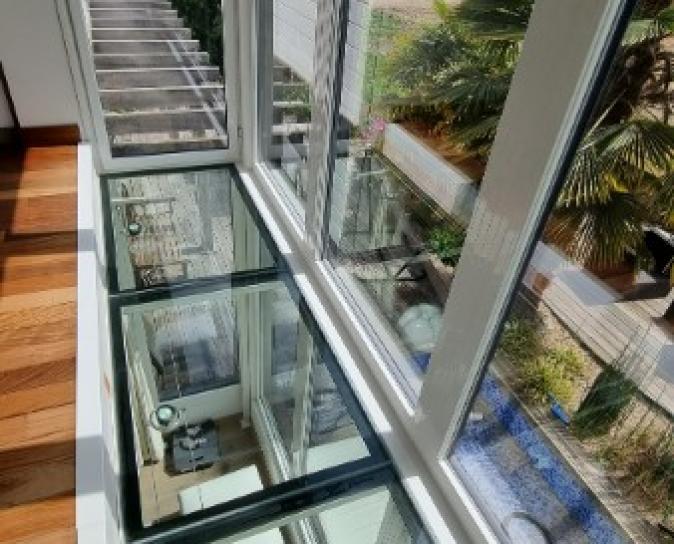 Pose d'un plancher de verre à l'étage d'une villa située près du Havre