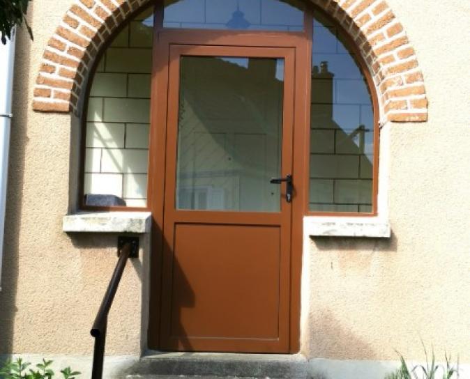 Pose d'une porte verrière cintrée par Métallerie Serrurerie Patrick à Harfleur près du Havre Pose d'une porte verrière cintrée par Métallerie Serrurerie Patrick à Harfleur près du Havre