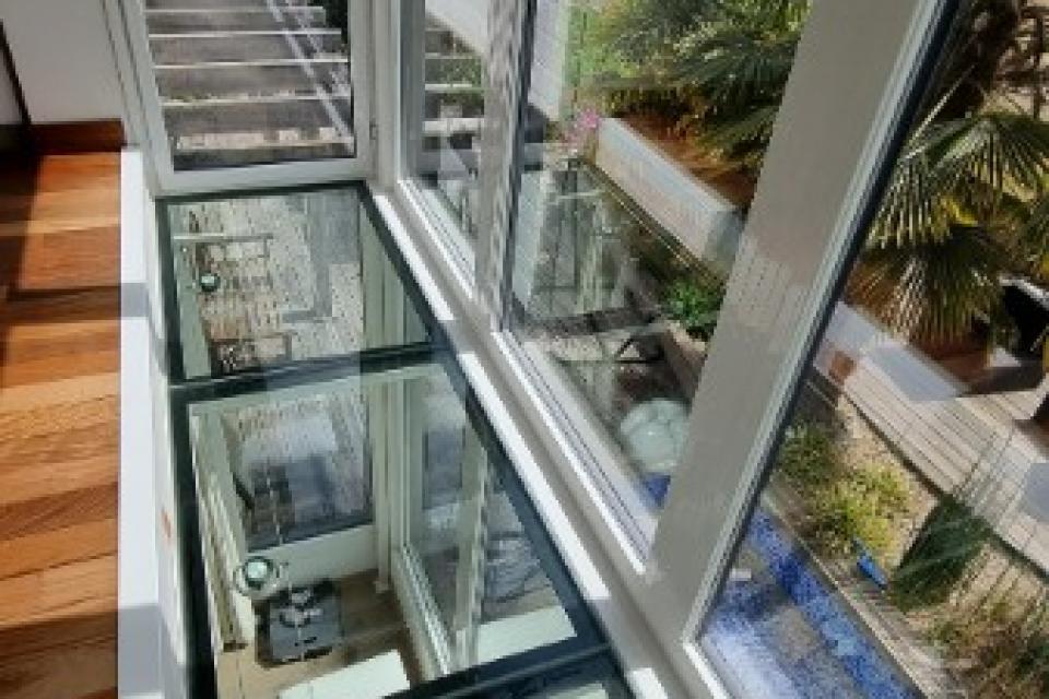 Pose d'un plancher de verre à l'étage d'une villa située près du Havre