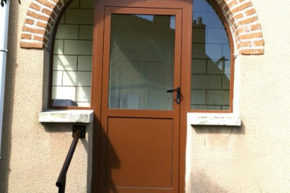 Pose d'une porte verrière cintrée par Métallerie Serrurerie Patrick à Harfleur près du Havre