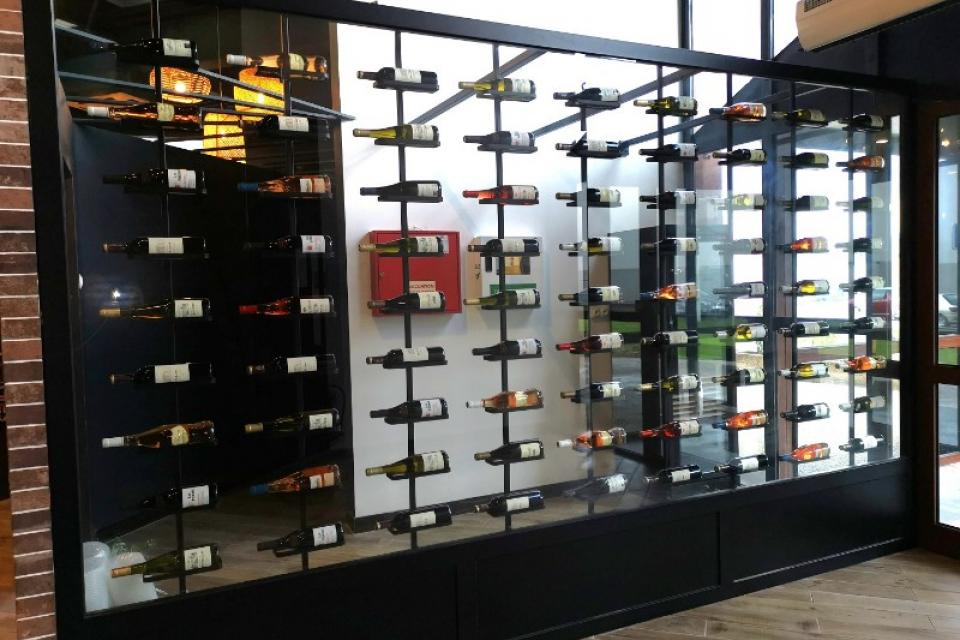 Réalisation d'une vitrine à vin par Métallerie Serrurerie Patrick , près du Havre